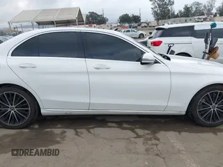 2019 Mercedes-Benz C 300 z VIN 55SWF8DBXKU305138, wystawiony jako IAAI lot #42111286 z przebiegiem 42 309 mil mil oraz . Historia ofert i sprzedaży dostępna na DreamBid. Obrazek 14.