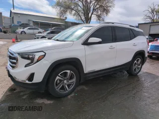 2020 GMC Terrain SLT z VIN 3GKALVEV4LL120103, wystawiony jako Copart lot #50792985 z przebiegiem 95 405 mil mil oraz Czysty tytuł • Clean title. Historia ofert i sprzedaży dostępna na DreamBid. Obrazek 1.