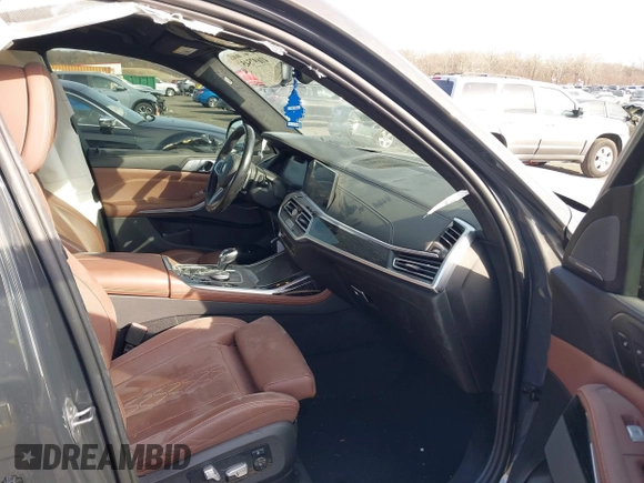 2022 BMW X7 M50i z VIN 5UXCX6C01N9L99140, wystawiony jako IAAI lot #41697545 z przebiegiem 60 972 mil mil oraz . Historia ofert i sprzedaży dostępna na DreamBid. Obrazek 5.