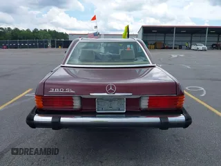 1985 Mercedes-Benz 380 z VIN WDBBA45C0FA026342, wystawiony jako IAAI lot #42197536 z przebiegiem 116 373 mil mil oraz . Historia ofert i sprzedaży dostępna na DreamBid. Obrazek 16.