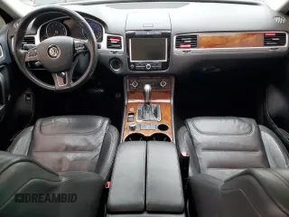 2014 Volkswagen Touareg Lux z VIN WVGEF9BP8ED011360, wystawiony jako Copart lot #51774435 z przebiegiem 101 215 mil mil oraz Szkody całkowita. Historia ofert i sprzedaży dostępna na DreamBid. Obrazek 8.