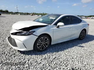 2025 Toyota Camry LE z VIN 4T1DAACK8SU068409, wystawiony jako Copart lot #51927985 z przebiegiem 9603 mil mil oraz Nie do naprawy • Non repairable. Historia ofert i sprzedaży dostępna na DreamBid. Obrazek 1.