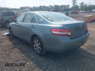 2011 Toyota Camry LE z VIN 4T1BF3EK5BU644099, wystawiony jako IAAI lot #42496119 z przebiegiem 143 958 mil mil oraz . Historia ofert i sprzedaży dostępna na DreamBid. Obrazek 3.