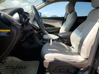 2017 Hyundai Santa Fe 2.4L z VIN 5NMZUDLB1HH034797, wystawiony jako Copart lot #56834465 z przebiegiem 47 528 mil mil oraz Szkoda całkowita • Salvage title. Historia ofert i sprzedaży dostępna na DreamBid. Obrazek 7.