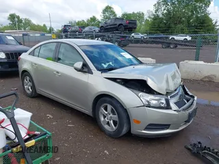 2014 Chevrolet Cruze 1LT z VIN 1G1PC5SB1E7244359, wystawiony jako IAAI lot #42251250 z przebiegiem 162 926 mil mil oraz . Historia ofert i sprzedaży dostępna na DreamBid. Obrazek 1.