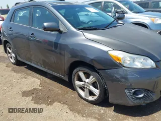 2009 Toyota Matrix S z VIN 2T1LE40E99C010143, wystawiony jako IAAI lot #42298942 z przebiegiem 183 300 mil mil oraz . Historia ofert i sprzedaży dostępna na DreamBid. Obrazek 6.