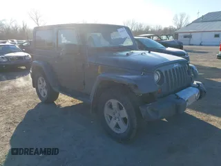 2008 Jeep Wrangler Sahara z VIN 1J4FA54118L544633, wystawiony jako IAAI lot #41430334 z przebiegiem 158 979 mil mil oraz . Historia ofert i sprzedaży dostępna na DreamBid. Obrazek 1.