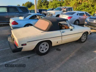 1982 Alfa Romeo Spider Veloce z VIN ZARBA5414C1014655, wystawiony jako Copart lot #74420044 z przebiegiem 63 266 mil mil oraz Szkody całkowita. Historia ofert i sprzedaży dostępna na DreamBid. Obrazek 3.