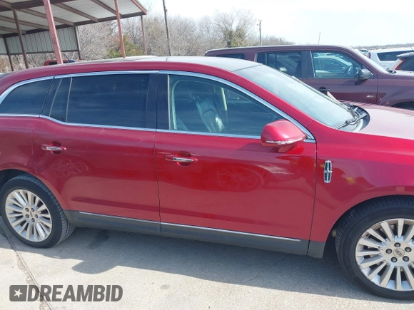 2014 Lincoln MKT EcoBoost z VIN 2LMHJ5AT9EBL55440, wystawiony jako IAAI lot #41589967 z przebiegiem 194 408 mil mil oraz . Historia ofert i sprzedaży dostępna na DreamBid. Obrazek 13.