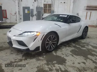 2023 Toyota Supra z VIN WZ1DB2G09PW056248, wystawiony jako Copart lot #51995165 z przebiegiem 20 176 mil mil oraz Szkody całkowita. Historia ofert i sprzedaży dostępna na DreamBid. Obrazek 1.