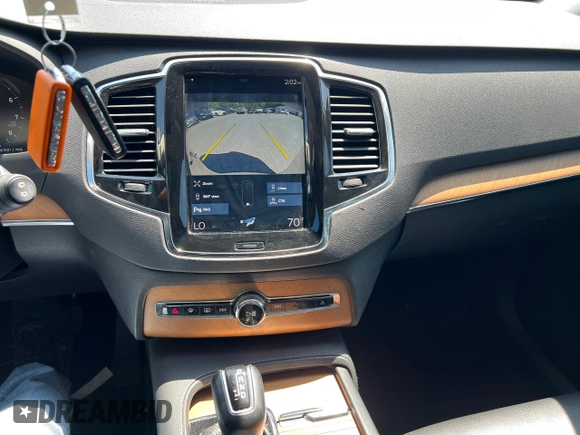 2021 Volvo XC90 Momentum z VIN YV4102CK7M1688329, wystawiony jako Copart lot #61495905 z przebiegiem 97 604 mil mil oraz Czysty tytuł • Clean title. Historia ofert i sprzedaży dostępna na DreamBid. Obrazek 10.