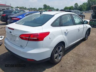 2018 Ford Focus SE z VIN 1FADP3FE5JL267982, wystawiony jako IAAI lot #42646881 z przebiegiem 40 163 mil mil oraz . Historia ofert i sprzedaży dostępna na DreamBid. Obrazek 4.
