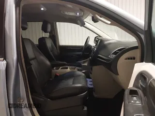 2013 Chrysler Town & Country Touring with VIN 2C4RC1BG8DR689862, listed as a IAAI auction lot 41082531 with 181,447 mi miles. Bid and sale history available at carsss.com. Image 5.