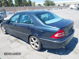2005 Mercedes-Benz C 230 Kompressor z VIN WDBRF40J35F710180, wystawiony jako IAAI lot #42733063 z przebiegiem 116 202 mil mil oraz . Historia ofert i sprzedaży dostępna na DreamBid. Obrazek 3.