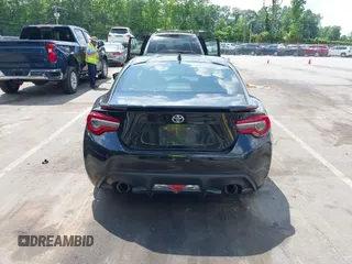 2017 Toyota 86 z VIN JF1ZNAA18H9701713, wystawiony jako IAAI lot #42285272 z przebiegiem 34 829 mil mil oraz . Historia ofert i sprzedaży dostępna na DreamBid. Obrazek 16.