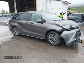 2023 Toyota Sienna LE z VIN 5TDKSKFC2PS103895, wystawiony jako IAAI lot #42366033 z przebiegiem 27 807 mil mil oraz . Historia ofert i sprzedaży dostępna na DreamBid. Obrazek 1.