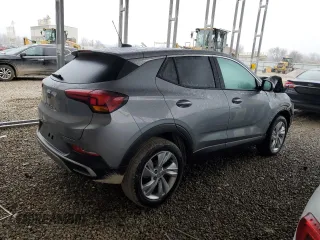 2025 Buick Encore GX Preferred z VIN KL4AMCSL2SB156379, wystawiony jako Copart lot #44162405 z przebiegiem 175 mil mil oraz Czysty tytuł • Clean title. Historia ofert i sprzedaży dostępna na DreamBid. Obrazek 3.