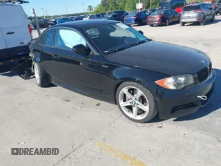 2011 BMW 1 Series 135i z VIN WBAUC9C54BVM10338, wystawiony jako IAAI lot #41832505 z przebiegiem 117 228 mil mil oraz . Historia ofert i sprzedaży dostępna na DreamBid. Obrazek 1.