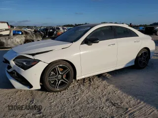 2025 Mercedes-Benz CLA 250 z VIN W1K5J4GB1SN506451, wystawiony jako Copart lot #42351085 z przebiegiem 4240 mil mil oraz Szkody całkowita. Historia ofert i sprzedaży dostępna na DreamBid. Obrazek 1.