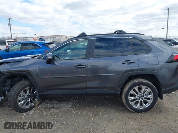 2025 Toyota RAV4 XLE Premium z VIN 2T3A1RFV2SC494497, wystawiony jako IAAI lot #42028044 z przebiegiem 7 773 mil mil oraz . Historia ofert i sprzedaży dostępna na DreamBid. Obrazek 14.
