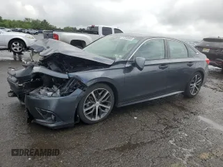 2024 Honda Civic Touring z VIN 2HGFE1F93RH324321, wystawiony jako Copart lot #57330955 z przebiegiem Nie podano mil oraz Szkoda całkowita • Salvage title. Historia ofert i sprzedaży dostępna na DreamBid. Obrazek 1.