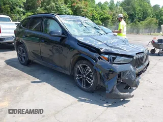 2023 BMW X1 xDrive28i с VIN WBX73EF0XP5V99368, выставлен на аукционе IAAI как лот 42312145 с пробегом 15 606 миль миль и . История ставок и продаж доступна на DreamBid. Изображение 1.