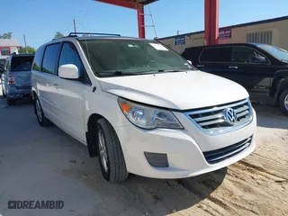 2011 Volkswagen Routan SE with VIN 2V4RW3DG9BR805167, listed as a IAAI auction lot 41893665 with 185,290 mi miles. Bid and sale history available at carsss.com. Image 1.