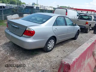 2005 Toyota Camry LE z VIN 4T1BE30K95U042336, wystawiony jako IAAI lot #42457598 z przebiegiem 270 991 mil mil oraz . Historia ofert i sprzedaży dostępna na DreamBid. Obrazek 4.