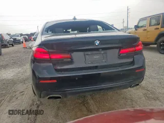 2021 BMW 5 Series 530i z VIN WBA53BH00MCF87964, wystawiony jako Copart lot #55926825 z przebiegiem 88 880 mil mil oraz Czysty tytuł • Clean title. Historia ofert i sprzedaży dostępna na DreamBid. Obrazek 6.
