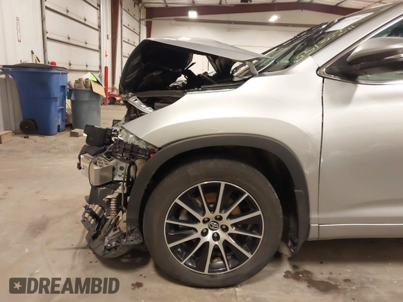 2018 Toyota Highlander SE z VIN 5TDJZRFH7JS551309, wystawiony jako IAAI lot #41801990 z przebiegiem 132 970 mil mil oraz . Historia ofert i sprzedaży dostępna na DreamBid. Obrazek 19.