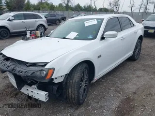 2013 Chrysler 300 S z VIN 2C3CCAGT5DH733211, wystawiony jako IAAI lot #42029043 z przebiegiem 144 414 mil mil oraz . Historia ofert i sprzedaży dostępna na DreamBid. Obrazek 2.