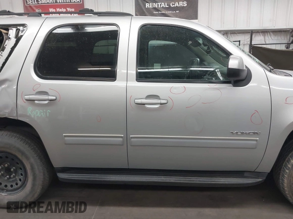 2013 GMC Yukon SLE with VIN 1GKS1AE09DR353945, listed as a IAAI auction lot 41900111 with 109,655 mi miles. Bid and sale history available at carsss.com. Image 13.