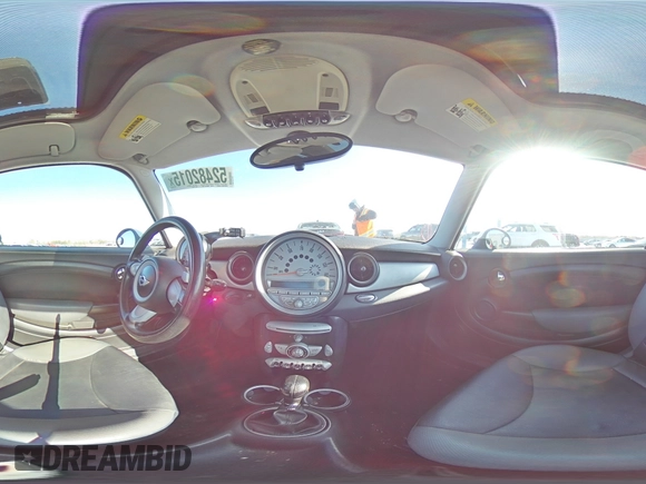2008 MINI Hardtop z VIN WMWMF335X8TT62496, wystawiony jako Copart lot #52482015 z przebiegiem 188 965 mil mil oraz Szkoda całkowita • Salvage title. Historia ofert i sprzedaży dostępna na DreamBid. Obrazek 13.