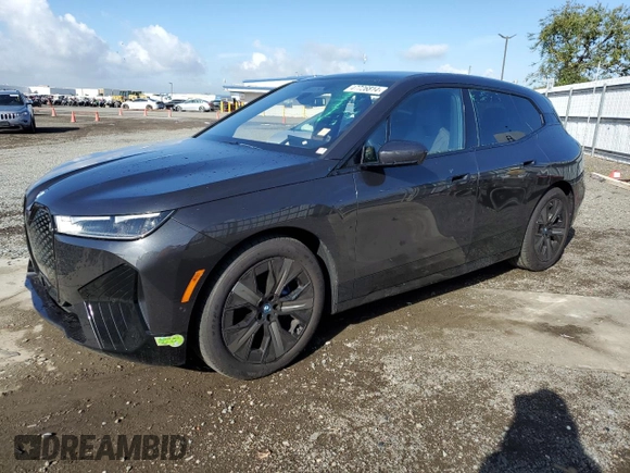 2023 BMW iX xDrive50 z VIN WB523CF02PCM92379, wystawiony jako Copart lot #47726814 z przebiegiem 7 721 mil mil oraz . Historia ofert i sprzedaży dostępna na DreamBid. Obrazek 1.