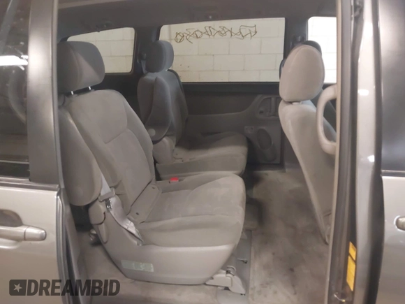 2005 Toyota Sienna LE with VIN 5TDBA23C05S049050, listed as a IAAI auction lot 42146646 with 313,528 mi miles. Bid and sale history available at carsss.com. Image 8.