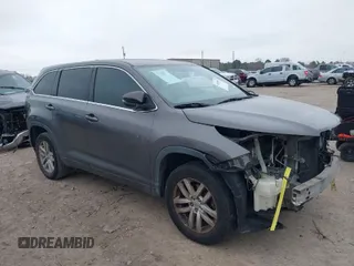 2015 Toyota Highlander LE z VIN 5TDZARFHXFS010904, wystawiony jako IAAI lot #41608105 z przebiegiem 155 815 mil mil oraz . Historia ofert i sprzedaży dostępna na DreamBid. Obrazek 1.