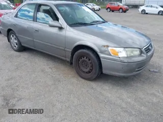 2001 Toyota Camry CE z VIN 4T1BG22K31U069222, wystawiony jako IAAI lot #42346667 z przebiegiem 197 423 mil mil oraz . Historia ofert i sprzedaży dostępna na DreamBid. Obrazek 1.