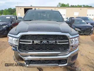 2024 Ram 2500 Tradesman z VIN 3C6UR5CL9RG245468, wystawiony jako IAAI lot #42067780 z przebiegiem 8311 mil mil oraz . Historia ofert i sprzedaży dostępna na DreamBid. Obrazek 12.
