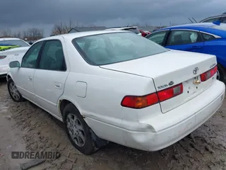 1999 Toyota Camry LE z VIN 4T1BF28K4XU931902, wystawiony jako IAAI lot #41707824 z przebiegiem 171 224 mil mil oraz . Historia ofert i sprzedaży dostępna na DreamBid. Obrazek 3.
