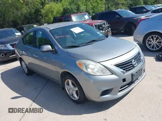 2012 Nissan Versa SV z VIN 3N1CN7APXCL873722, wystawiony jako IAAI lot #42580619 z przebiegiem 154 220 mil mil oraz . Historia ofert i sprzedaży dostępna na DreamBid. Obrazek 1.