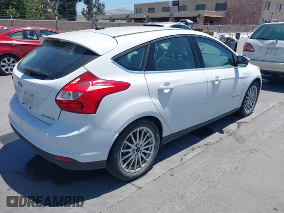 2014 Ford Focus Electric z VIN 1FADP3R42EL393337, wystawiony jako IAAI lot #42365836 z przebiegiem 14 593 mil mil oraz . Historia ofert i sprzedaży dostępna na DreamBid. Obrazek 4.