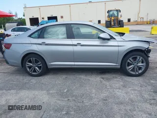 2024 Volkswagen Jetta SE z VIN 3VWEM7BU9RM057291, wystawiony jako IAAI lot #42346409 z przebiegiem 22 301 mil mil oraz . Historia ofert i sprzedaży dostępna na DreamBid. Obrazek 13.