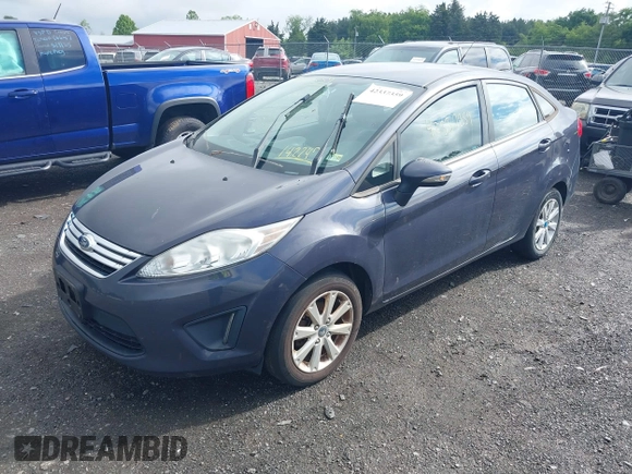 2013 Ford Fiesta SE z VIN 3FADP4BJ3DM142247, wystawiony jako IAAI lot #42337359 z przebiegiem 149 711 mil mil oraz . Historia ofert i sprzedaży dostępna na DreamBid. Obrazek 2.