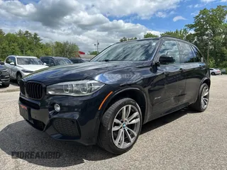 2015 BMW X5 xDrive50i z VIN 5UXKR6C56F0J75840, wystawiony jako IAAI lot #42409738 z przebiegiem 178 875 mil mil oraz . Historia ofert i sprzedaży dostępna na DreamBid. Obrazek 2.