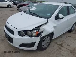 2015 Chevrolet Sonic LT z VIN 1G1JC5SH7F4112395, wystawiony jako IAAI lot #41931652 z przebiegiem 131 610 mil mil oraz . Historia ofert i sprzedaży dostępna na DreamBid. Obrazek 6.