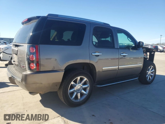 2014 GMC Yukon Denali z VIN 1GKS1EEF6ER229144, wystawiony jako Copart lot #85654154 z przebiegiem Nie podano mil oraz Szkoda całkowita • Salvage title. Historia ofert i sprzedaży dostępna na DreamBid. Obrazek 3.