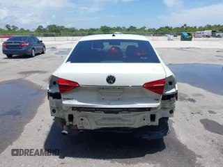 2016 Volkswagen Passat S z VIN 1VWAT7A33GC056162, wystawiony jako IAAI lot #42476725 z przebiegiem 88 872 mil mil oraz . Historia ofert i sprzedaży dostępna na DreamBid. Obrazek 17.