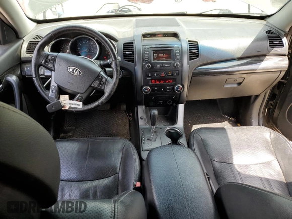 2012 Kia Sorento EX z VIN 5XYKU4A29CG247228, wystawiony jako Copart lot #55521865 z przebiegiem 149 036 mil mil oraz Szkoda całkowita • Salvage title. Historia ofert i sprzedaży dostępna na DreamBid. Obrazek 8.