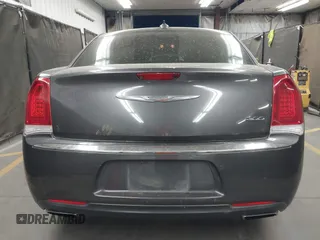 2016 Chrysler 300 Anniversary Edition z VIN 2C3CCAAG8GH235536, wystawiony jako IAAI lot #42047325 z przebiegiem 160 071 mil mil oraz . Historia ofert i sprzedaży dostępna na DreamBid. Obrazek 16.