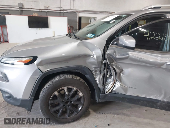 2016 Jeep Cherokee Latitude z VIN 1C4PJMCB9GW148882, wystawiony jako IAAI lot #42210237 z przebiegiem 124 441 mil mil oraz . Historia ofert i sprzedaży dostępna na DreamBid. Obrazek 6.